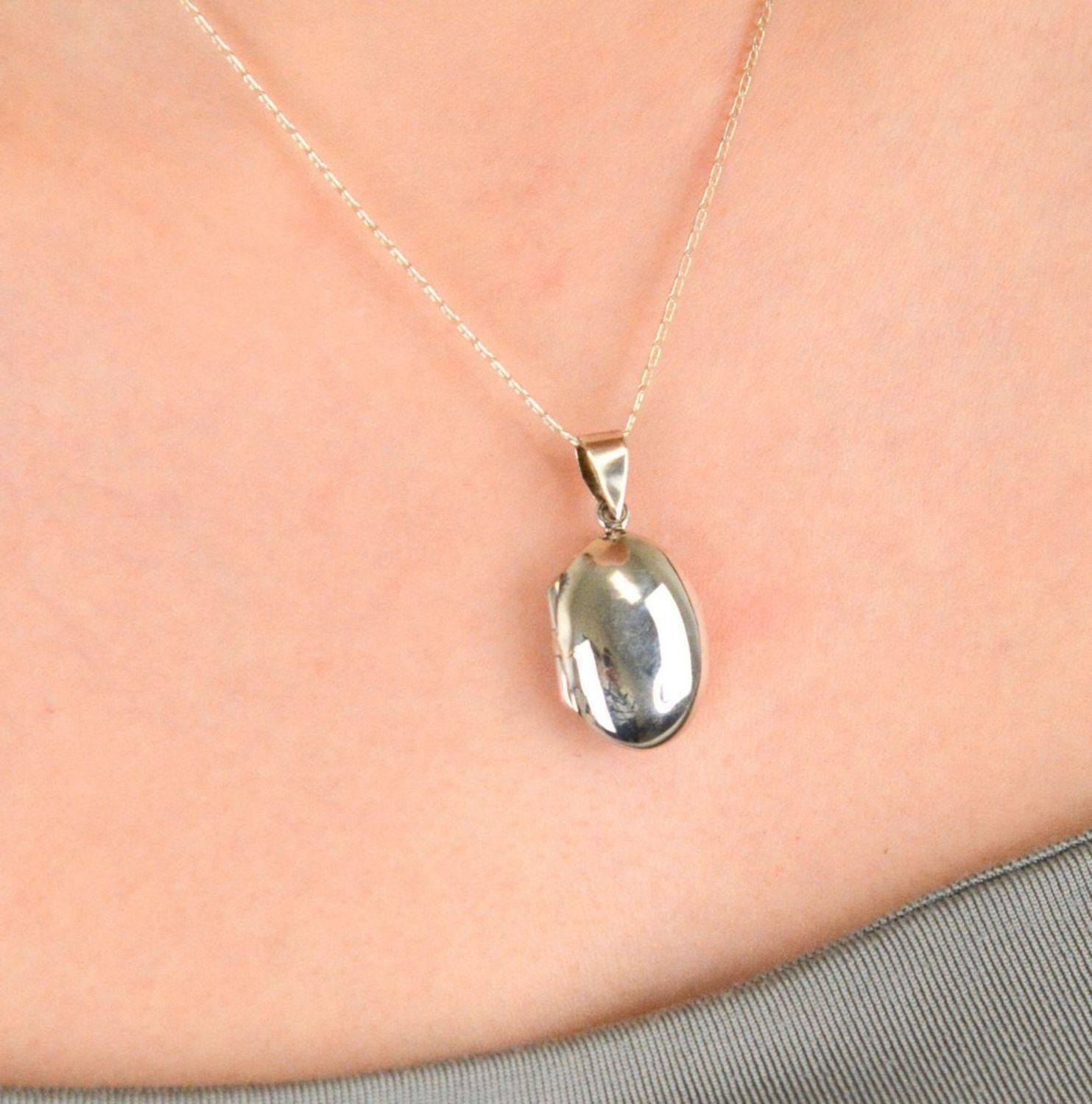 Zawieszka puzderko otwierane owalne próba 925, W 2268 Elegancka zawieszka puzderko otwierane w kształcie owalu, wykonana z wysokiej jakości srebra próby 925.1.jpg